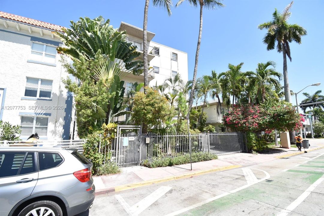 For Rent: $2,400 (1 beds, 1 baths, 685 Square Feet)