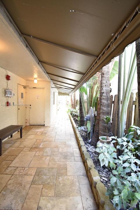 For Rent: $2,400 (1 beds, 1 baths, 685 Square Feet)