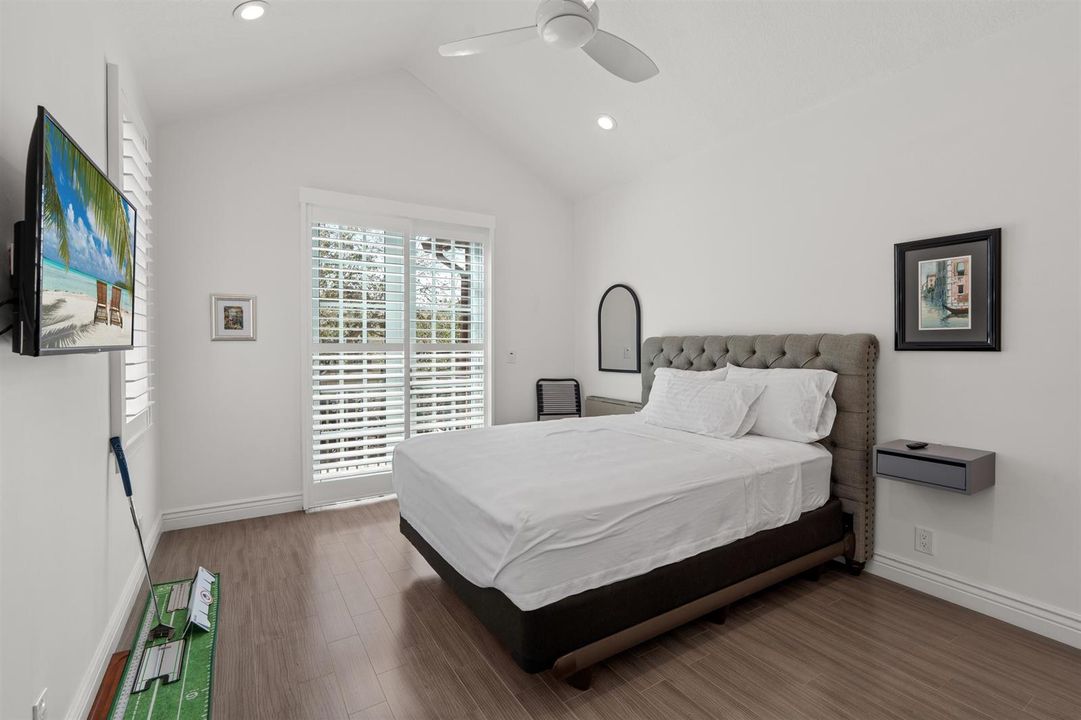 BEDROOM_2_LOOKING_IN_DT