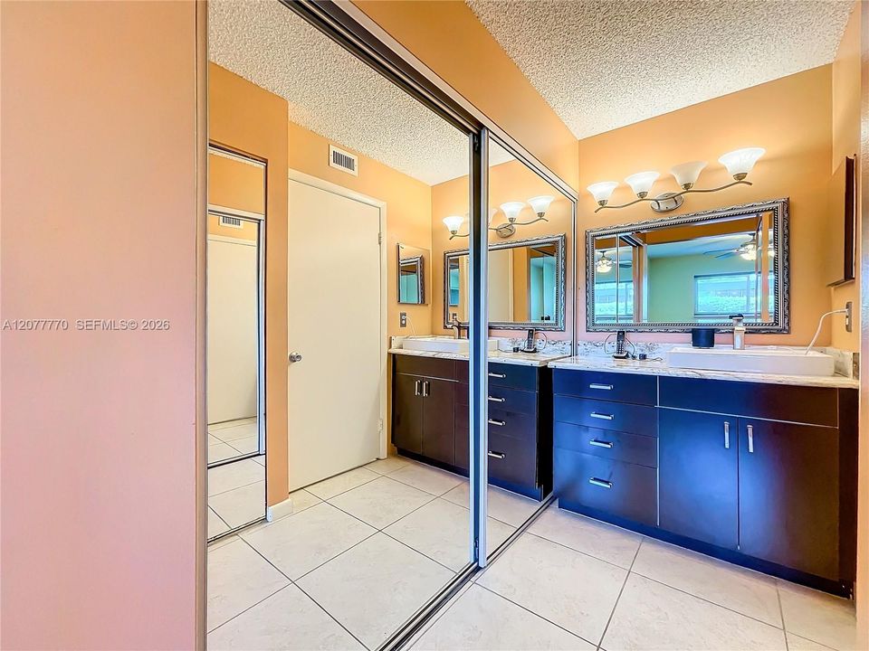 На продажу: $185,000 (2 спален, 2 ванн, 900 Квадратных фут)