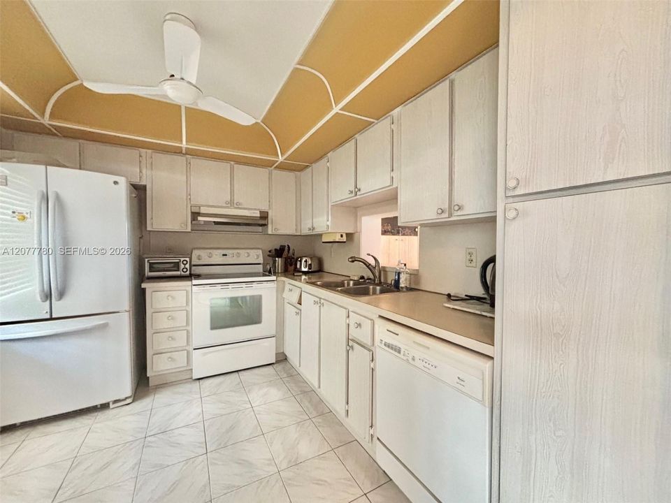 На продажу: $174,900 (2 спален, 2 ванн, 1190 Квадратных фут)