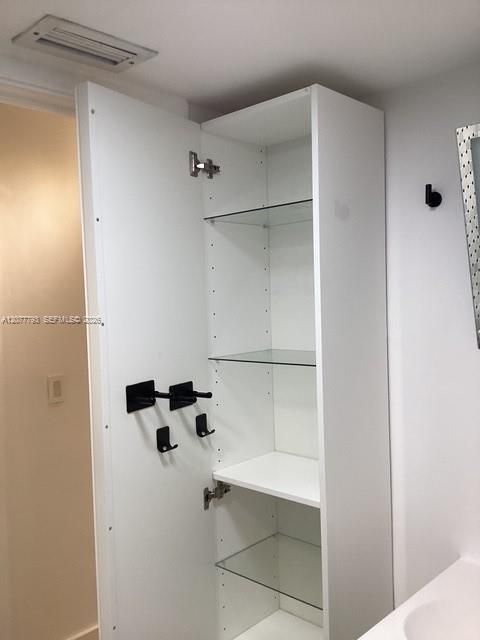 For Rent: $1,800 (1 beds, 1 baths, 898 Square Feet)