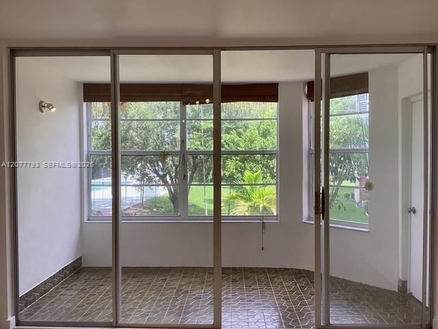 For Rent: $1,800 (1 beds, 1 baths, 898 Square Feet)