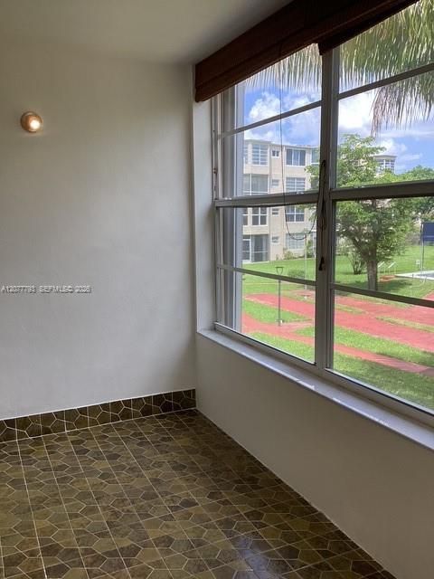 For Rent: $1,800 (1 beds, 1 baths, 898 Square Feet)