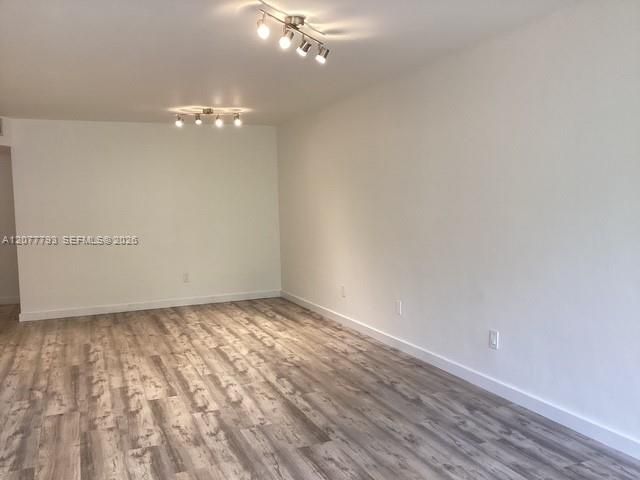 For Rent: $1,800 (1 beds, 1 baths, 898 Square Feet)