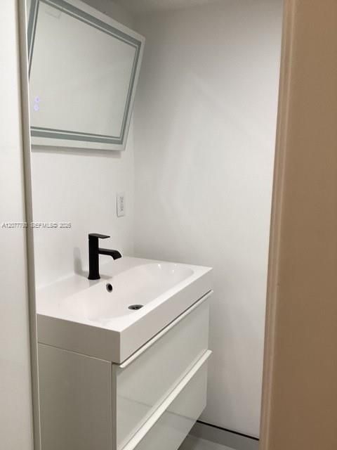 For Rent: $1,800 (1 beds, 1 baths, 898 Square Feet)