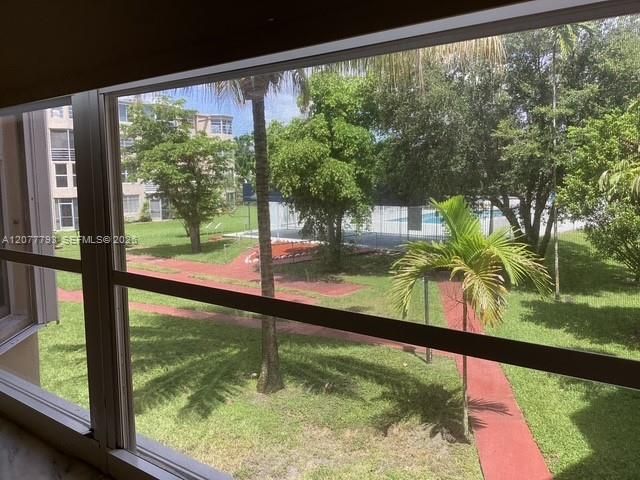 For Rent: $1,800 (1 beds, 1 baths, 898 Square Feet)