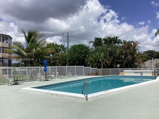 For Rent: $1,800 (1 beds, 1 baths, 898 Square Feet)
