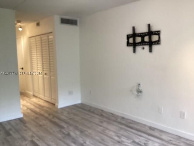 For Rent: $1,800 (1 beds, 1 baths, 898 Square Feet)