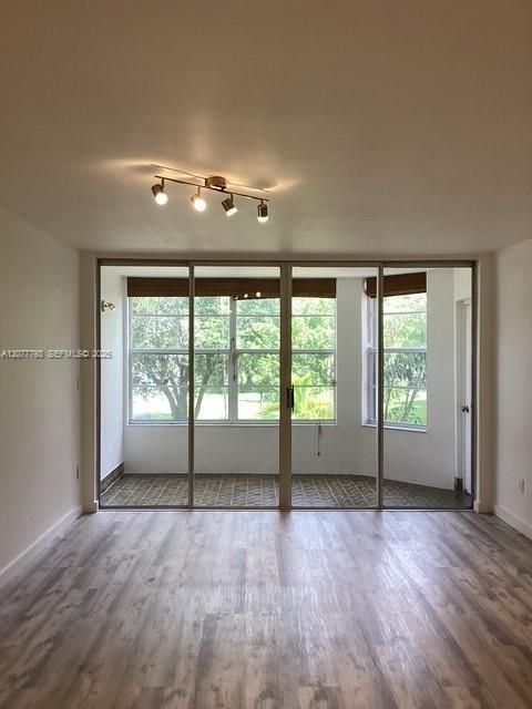 For Rent: $1,800 (1 beds, 1 baths, 898 Square Feet)