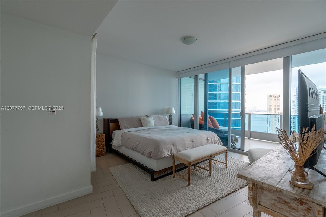 For Rent: $5,300 (1 beds, 1 baths, 950 Square Feet)