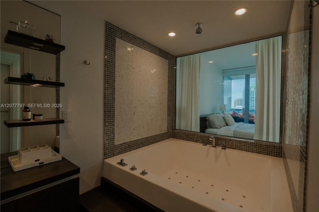 For Rent: $5,300 (1 beds, 1 baths, 950 Square Feet)
