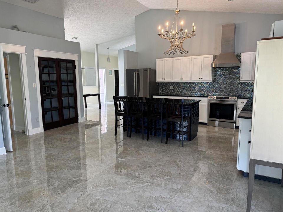 KITCHEN/PANTRY
