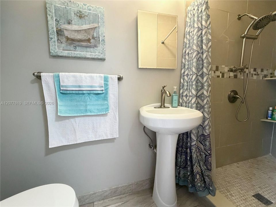 For Sale: $369,000 (4 beds, 3 baths, 1353 Square Feet)