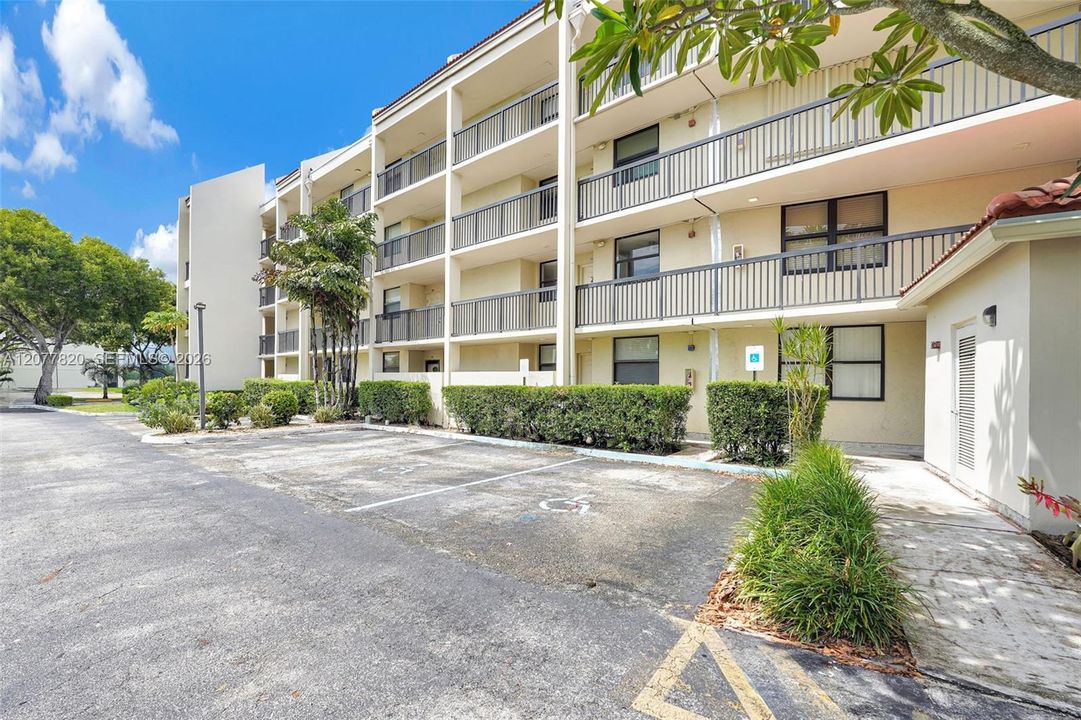 For Sale: $190,000 (2 beds, 2 baths, 920 Square Feet)