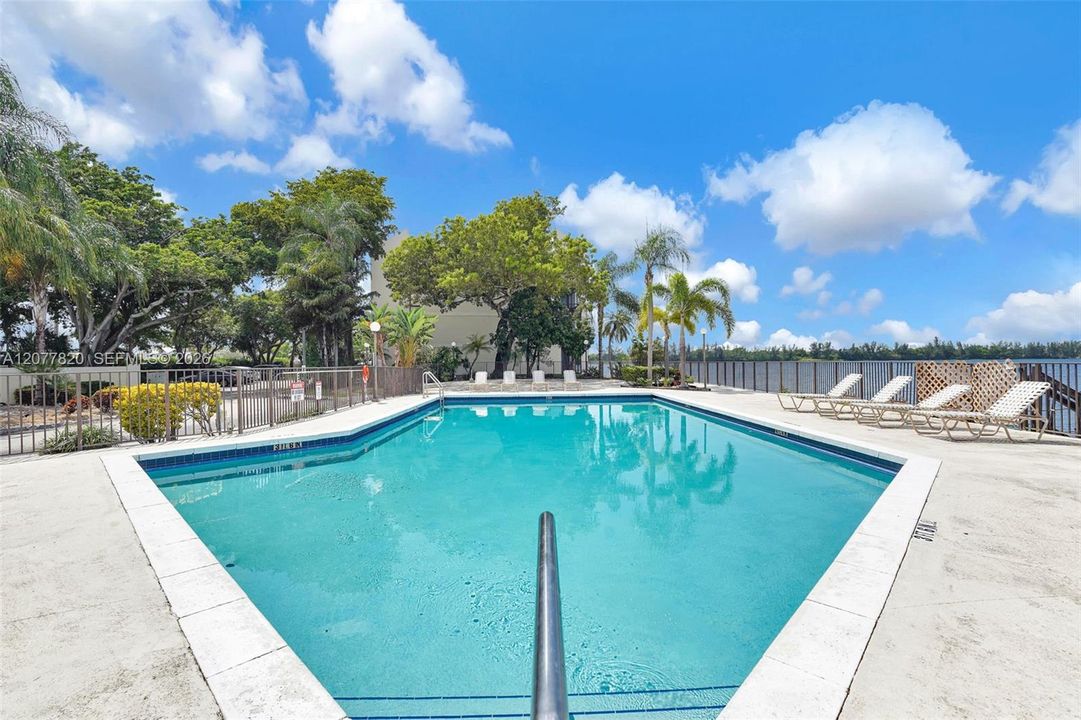 For Sale: $190,000 (2 beds, 2 baths, 920 Square Feet)