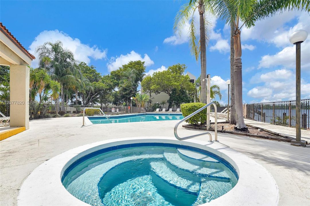 For Sale: $190,000 (2 beds, 2 baths, 920 Square Feet)