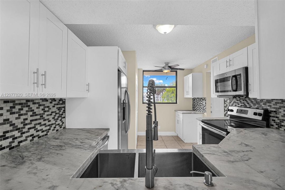 For Sale: $190,000 (2 beds, 2 baths, 920 Square Feet)