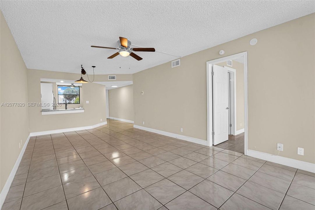 For Sale: $190,000 (2 beds, 2 baths, 920 Square Feet)