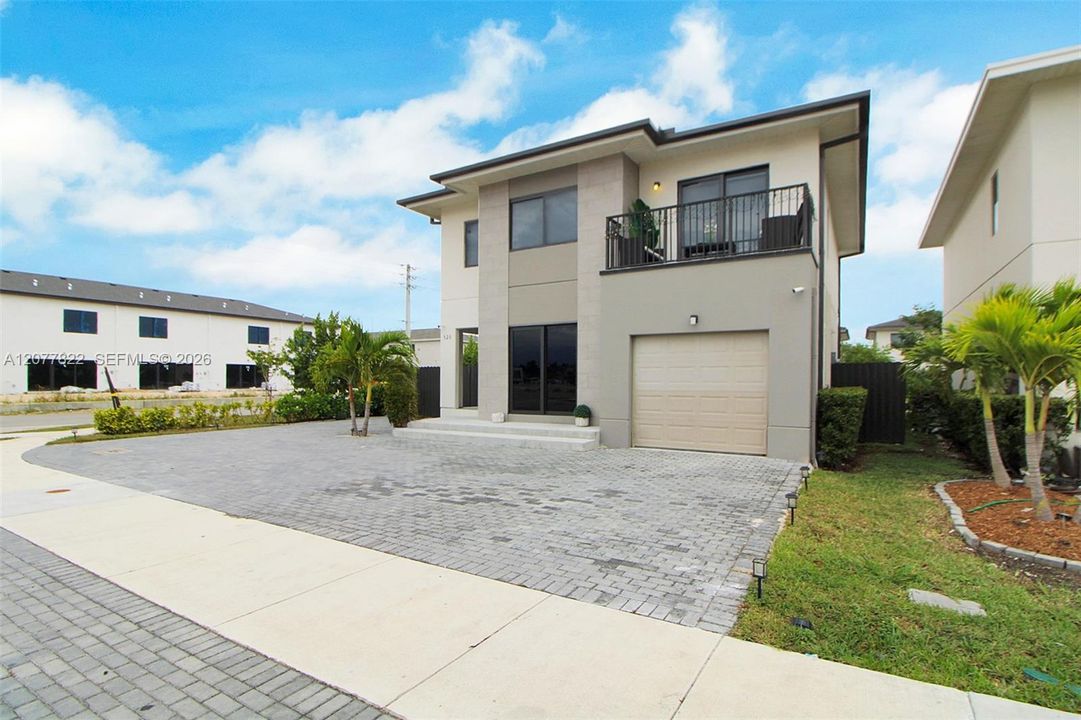 For Sale: $595,000 (5 beds, 4 baths, 1902 Square Feet)