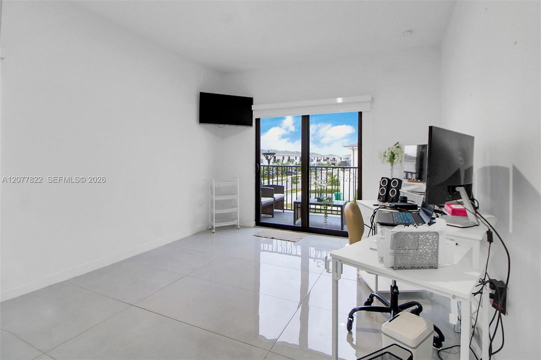 For Sale: $595,000 (5 beds, 4 baths, 1902 Square Feet)