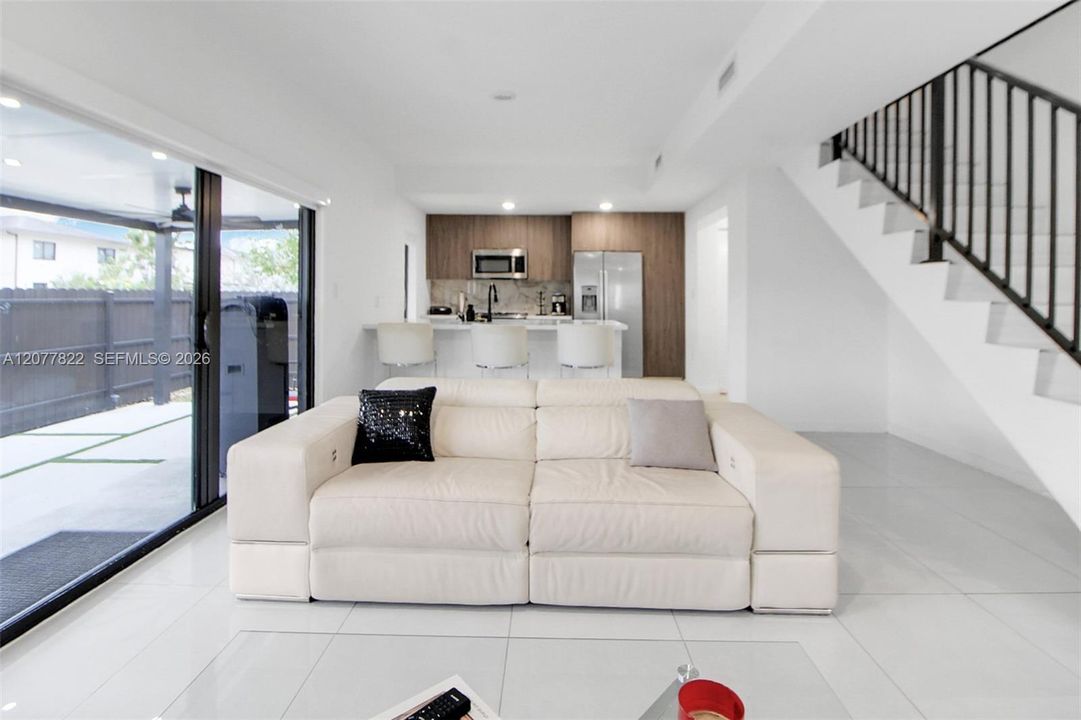 For Sale: $595,000 (5 beds, 4 baths, 1902 Square Feet)