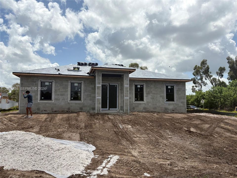 En Venta: $329,000 (4 camas, 3 baños, 1480 Pies cuadrados)