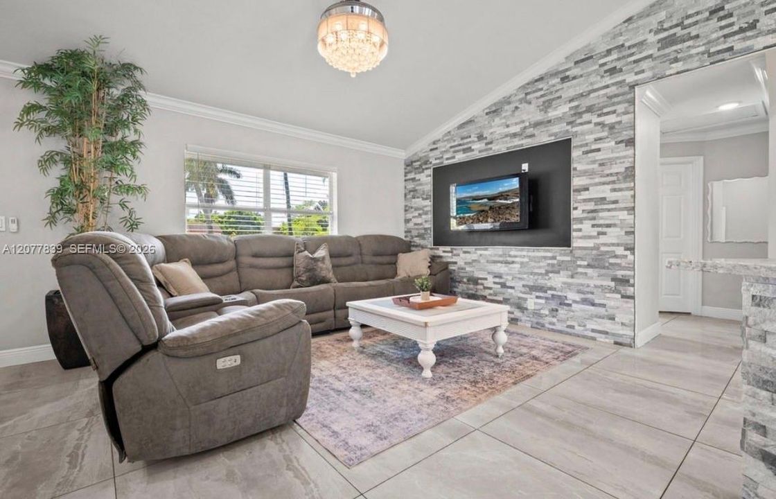For Rent: $4,200 (3 beds, 2 baths, 1222 Square Feet)
