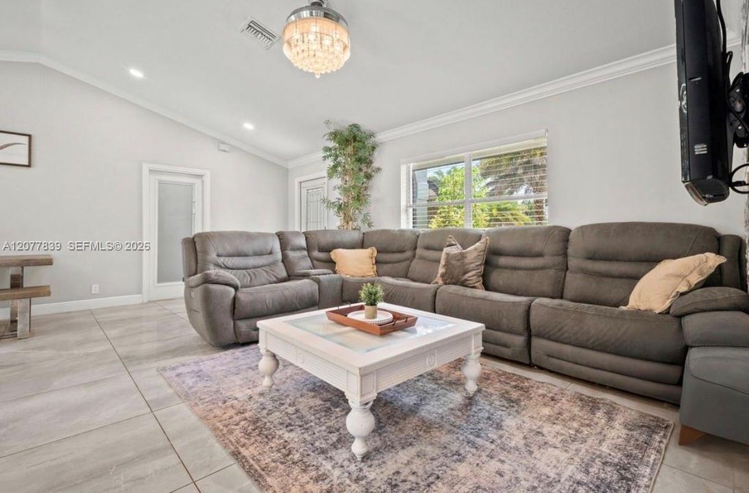 For Rent: $4,200 (3 beds, 2 baths, 1222 Square Feet)