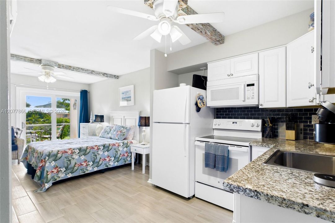 THE BEACH ROOM Bright, updated interiors create an inviting atmosphere while offering a turnkey opportunity for the property’s next owner.