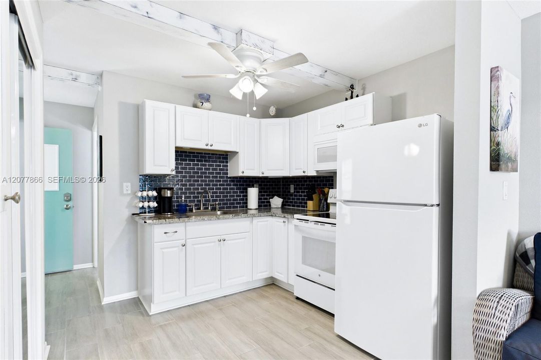 THE CRANE ROOM Updated kitchens provide guests with the convenience of preparing meals while enjoying the comfort and privacy of their own waterfront retreat.