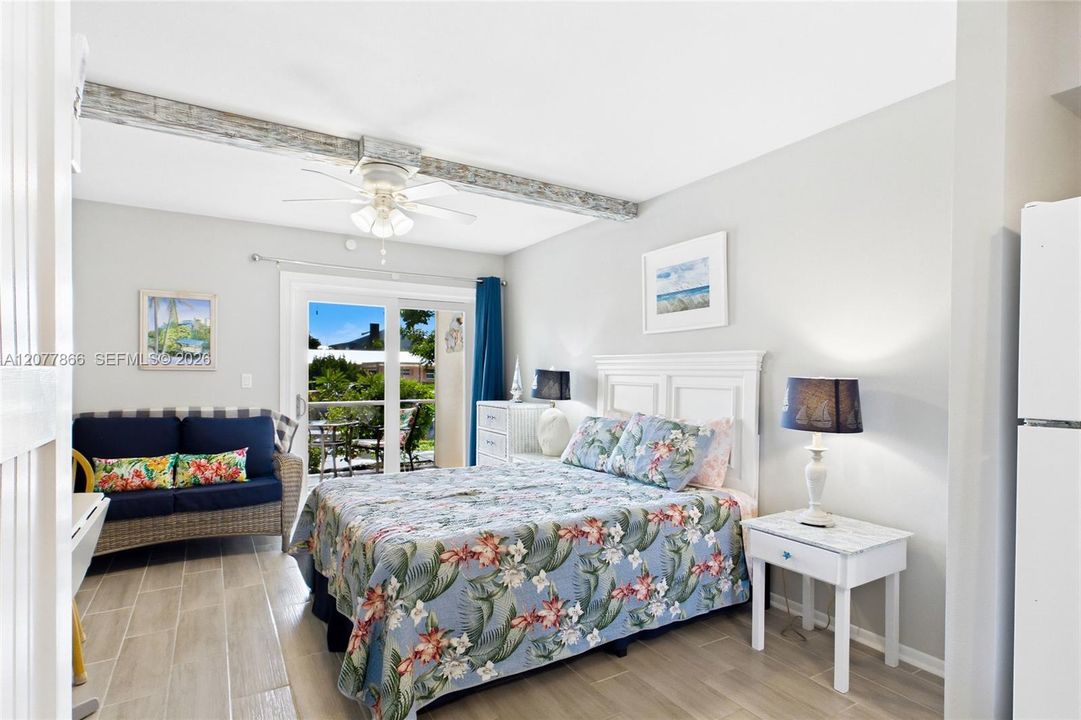 THE ISLAND ROOM Bright, updated interiors create an inviting atmosphere while offering a turnkey opportunity for the property’s next owner.