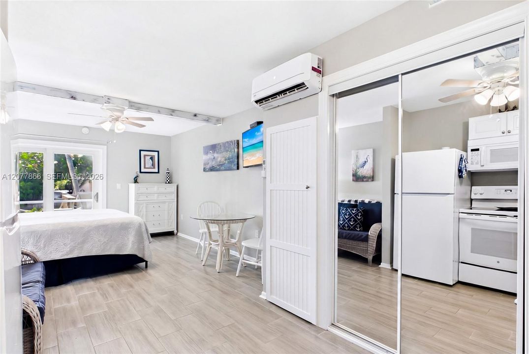 THE CRANE ROOM Comfortable and beautifully updated studio designed for easy island living, complete with kitchen, private bath, and bright, inviting interiors.