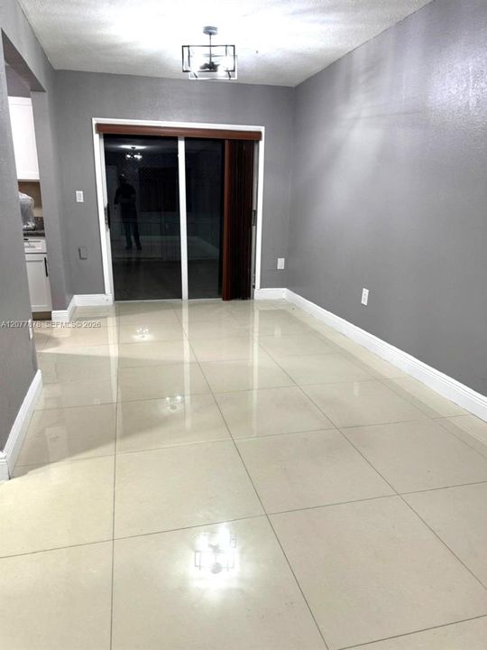 For Rent: $3,100 (3 beds, 1 baths, 847 Square Feet)