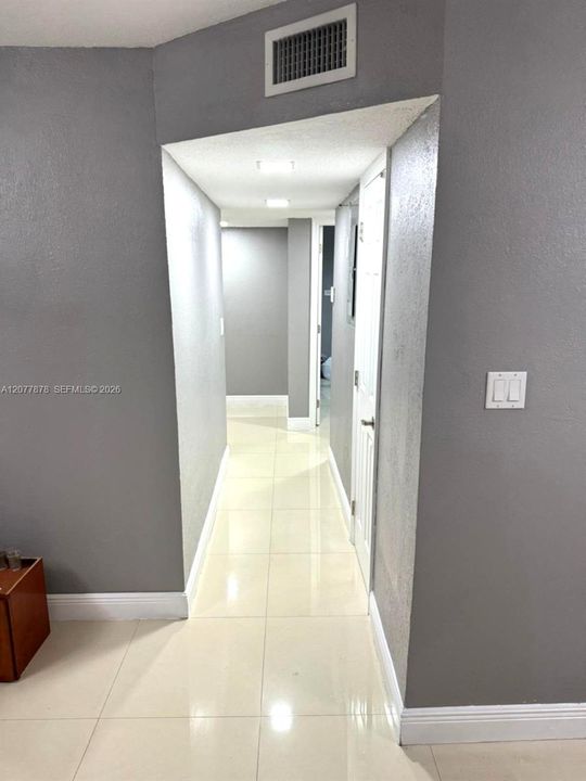 For Rent: $3,100 (3 beds, 1 baths, 847 Square Feet)