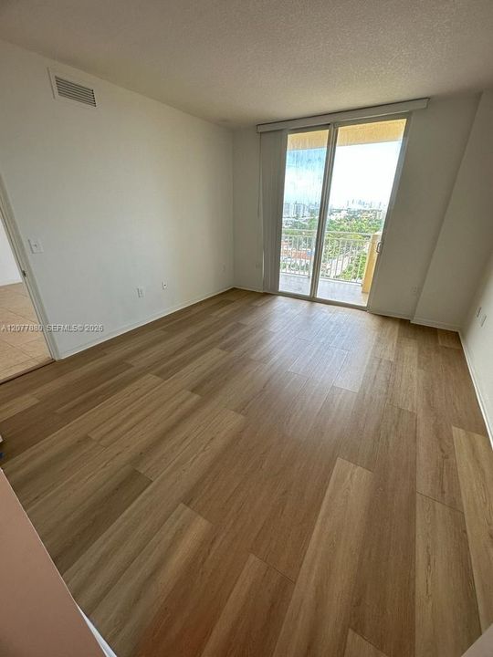 For Rent: $2,395 (1 beds, 1 baths, 729 Square Feet)