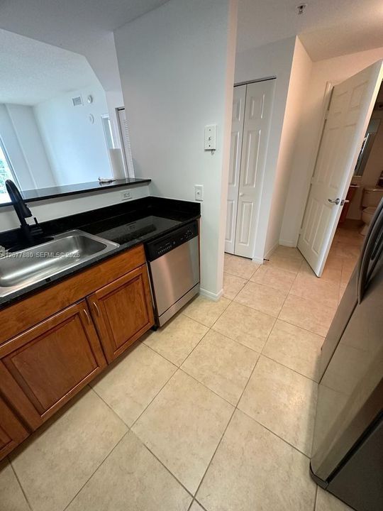 For Rent: $2,395 (1 beds, 1 baths, 729 Square Feet)
