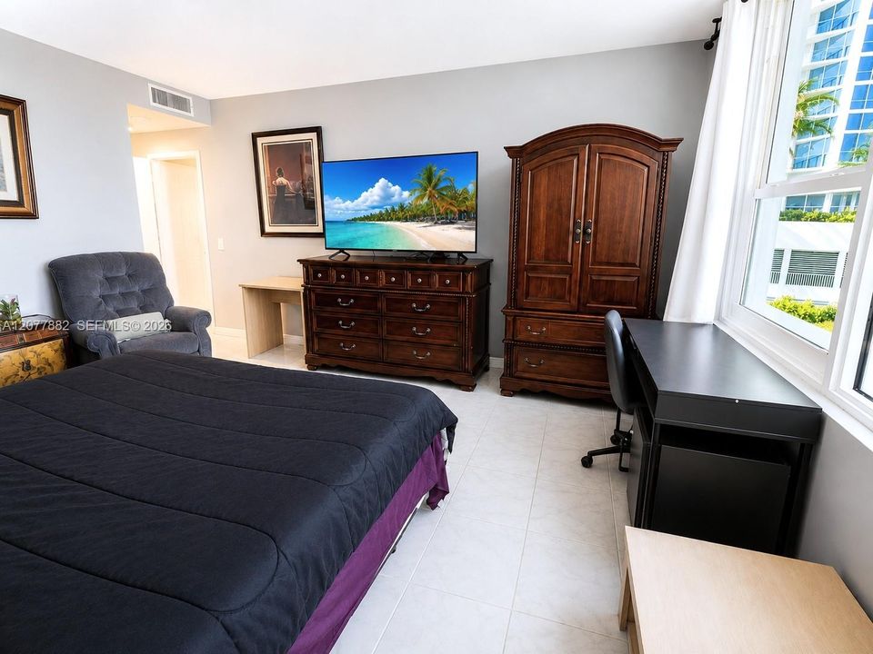 For Rent: $4,500 (2 beds, 2 baths, 1090 Square Feet)