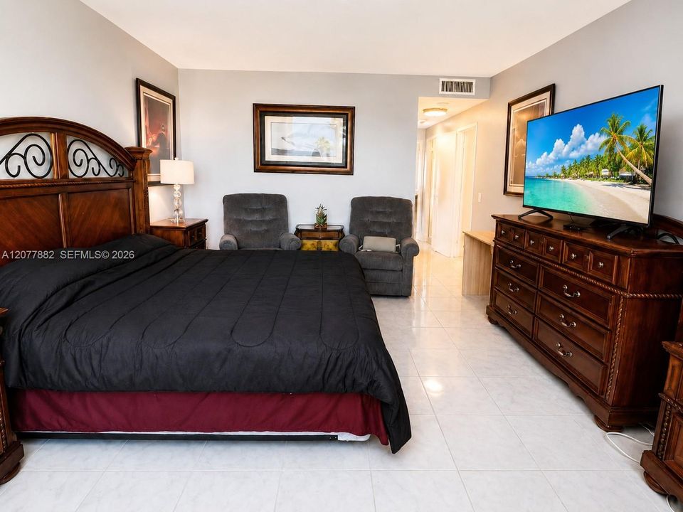 For Rent: $4,500 (2 beds, 2 baths, 1090 Square Feet)