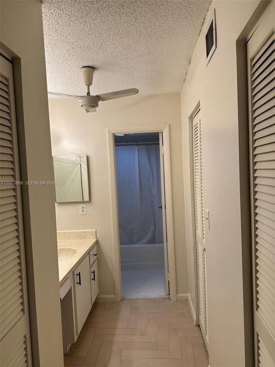 For Rent: $1,675 (1 beds, 1 baths, 870 Square Feet)