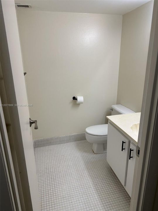 For Rent: $1,675 (1 beds, 1 baths, 870 Square Feet)