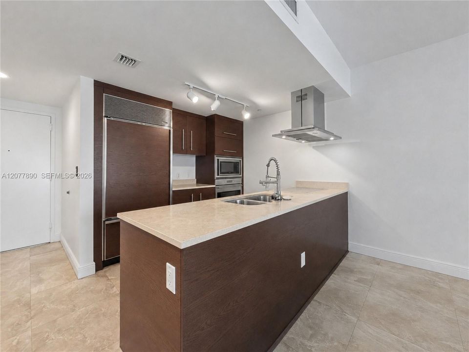 For Rent: $3,700 (1 beds, 1 baths, 984 Square Feet)