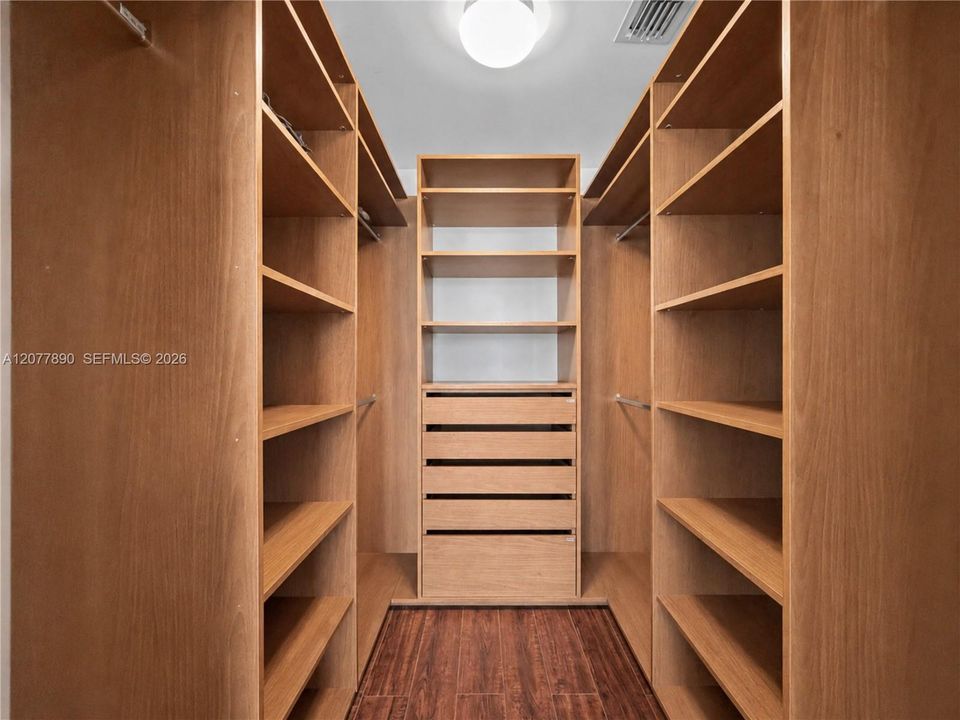 For Rent: $3,700 (1 beds, 1 baths, 984 Square Feet)