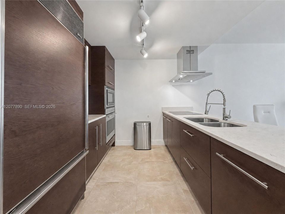 For Rent: $3,700 (1 beds, 1 baths, 984 Square Feet)