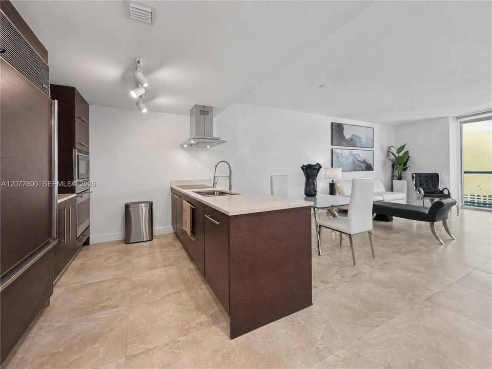 For Rent: $3,700 (1 beds, 1 baths, 984 Square Feet)