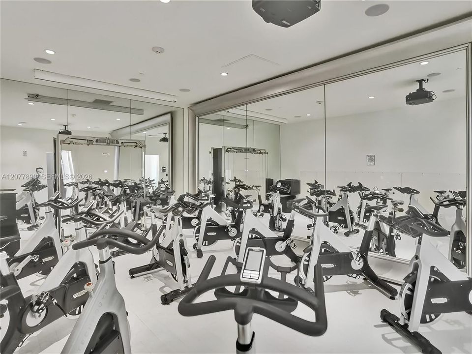 For Rent: $3,700 (1 beds, 1 baths, 984 Square Feet)