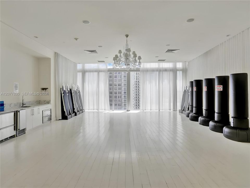 For Rent: $3,700 (1 beds, 1 baths, 984 Square Feet)