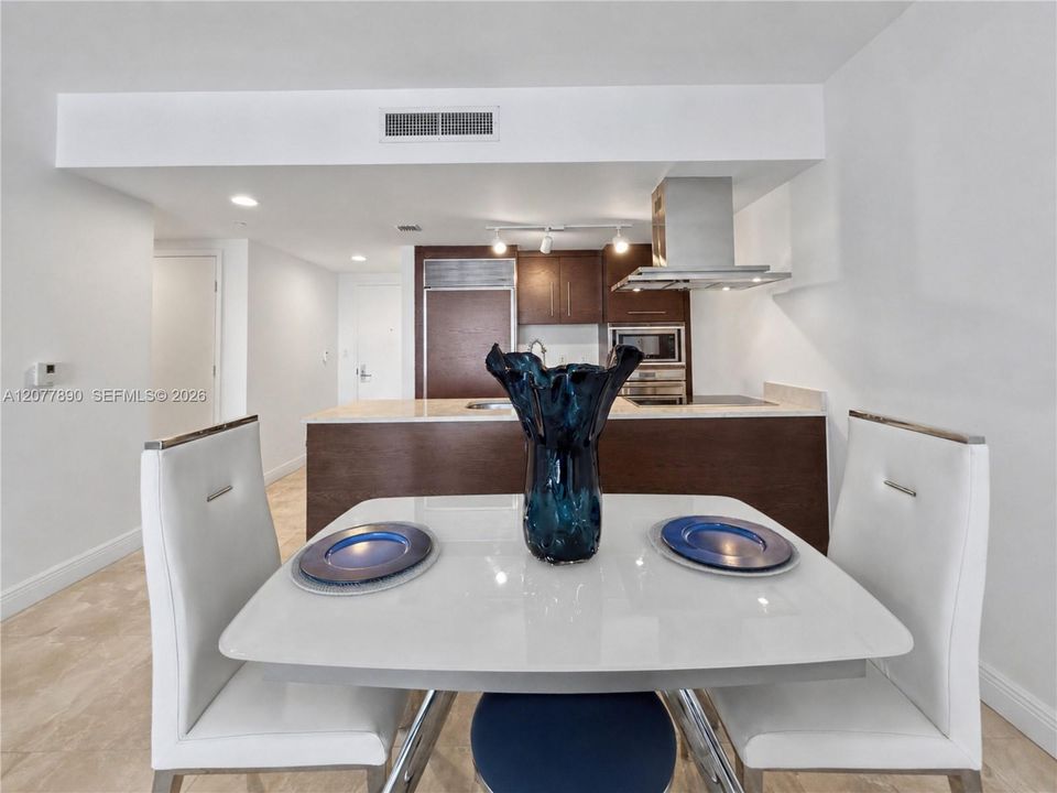 For Rent: $3,700 (1 beds, 1 baths, 984 Square Feet)