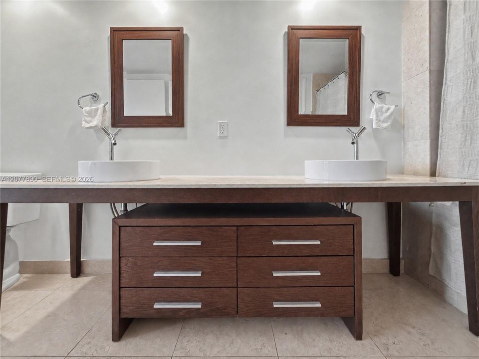 For Rent: $3,700 (1 beds, 1 baths, 984 Square Feet)