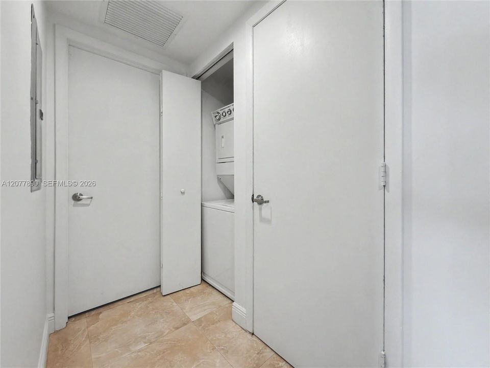For Rent: $3,700 (1 beds, 1 baths, 984 Square Feet)